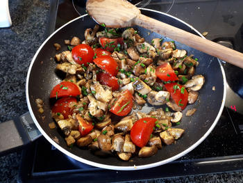 Vegetarisch: Champignons met tomaatjes en gepocheerd ei 7