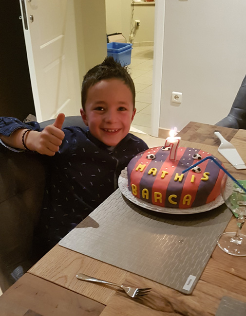 Verjaardagstaart 7 jaar: biscuit, boterroom en suikerglazuur recept gebak • Gette