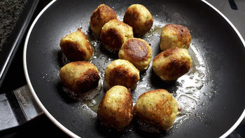 Eenvoudige visballetjes (viskfte, -kefta of keftedes) met mosterdsaus en kappertjes 7