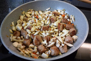 Farfalle met worstenvlees en stroganoffsaus 5