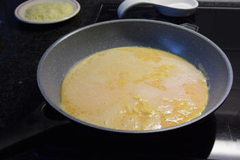 Omelet met garnalen  en kaas 3