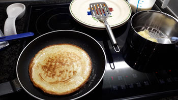 Pannenkoeken met groene kool, kaassaus en garnalen 4