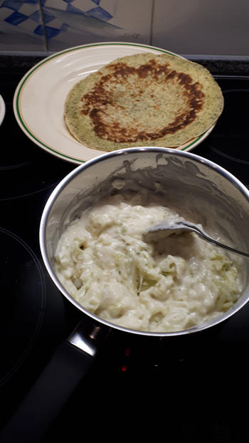 Pannenkoeken met groene kool, kaassaus en garnalen 5