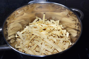 Pasta met pesto, groentjes en gerookte zalm 3