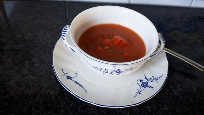 Tomatensoep met paprika en erwten. 1