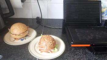 Broodje met gegrilde ham, sla en een sausje 2