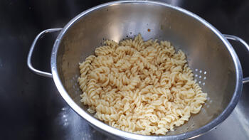 Gefrituurde mosseltjes met pasta en broccolipesto 4