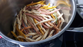 I Fusilli Colorati (pasta) met gerookte zalm en gebakken radijsjes 2