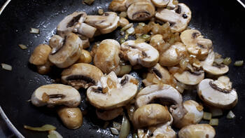 Kipfilet, champignons en kerstomaatjes in romige pestosaus. 4