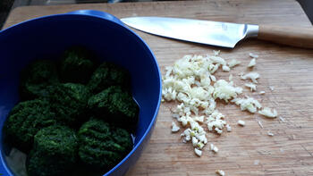 Op huid gebakken roodbaarsfilet met spinazie en pasta met rode pesto 2