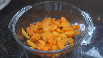 Ovenschotel met zalm, wortelen en bloemkoolsaus 3