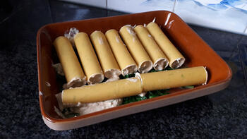 Ovenschotel van cannelloni met zalm, ricotta, spinazie en kaassaus 6
