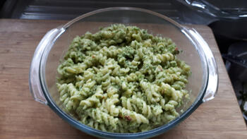 Papillot met scampi en broccoli en koude pasta met pesto. 5