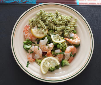 Papillot met scampi en broccoli en koude pasta met pesto. 9