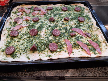 Pizza met pesto, ham, kaas, droogworst en kerstomaatjes. 2