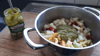 Vegetarische pasta met asperges, geroosterde paprika en groene pesto 7