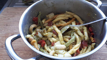 Vegetarische pasta met asperges, geroosterde paprika en groene pesto 8