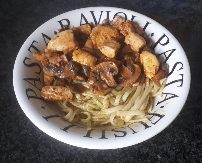 Spaghetti met pesto, kippenblokjes en champignons 1
