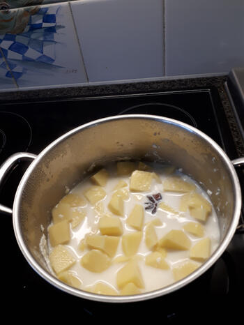 Brandade koekjes van vis en aardappelen met carpaccio van tomaten 5