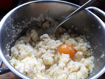 Brandade koekjes van vis en aardappelen met carpaccio van tomaten 6