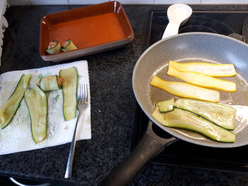 Courgetterolletjes met gehakt en tomatensaus 6