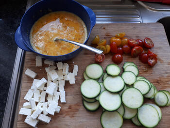 Eenvoudige, vegetarische quiche met courgette, kerstomaatjes en feta kaas 3