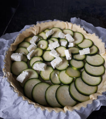 Eenvoudige, vegetarische quiche met courgette, kerstomaatjes en feta kaas 5