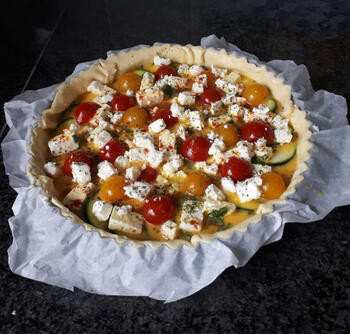 Eenvoudige, vegetarische quiche met courgette, kerstomaatjes en feta kaas 6