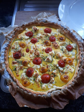 Eenvoudige, vegetarische quiche met courgette, kerstomaatjes en feta kaas 7