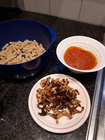 Fusilli met braadworst en tomatensaus 3