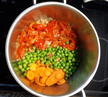 Marokkaanse couscous met kipfilet, erwten, paprika, kerstomaatjes 2