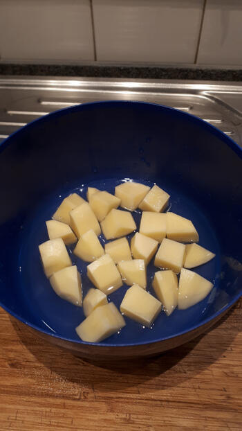 Ovenschotel met geroosterde spruiten, kippenbout en aardappelen 2