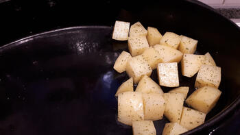 Ovenschotel met geroosterde spruiten, kippenbout en aardappelen 4