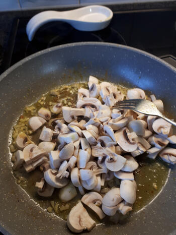 Pasta met kipfilet, champignons en zongedroogde tomaatjes 4