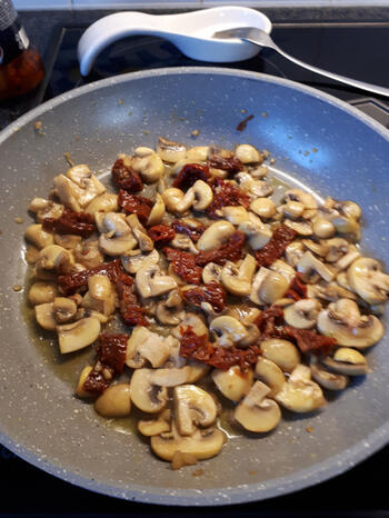 Pasta met kipfilet, champignons en zongedroogde tomaatjes 5