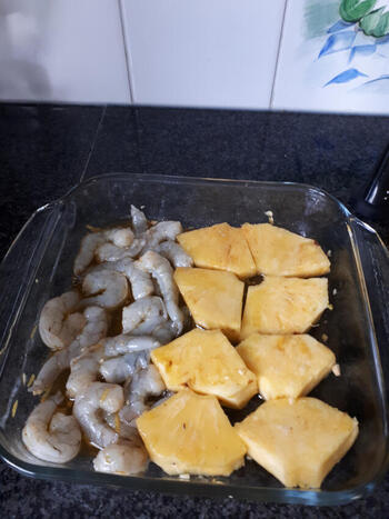 Sla met gegrilde ananas en garnaalstaarten 3