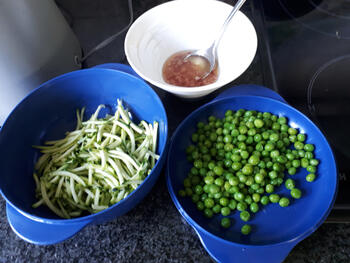 Slaatje van sla, courgette, erwten en tomaat met grijze garnalen 5