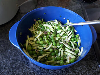 Slaatje van sla, courgette, erwten en tomaat met grijze garnalen 6