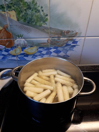 Slibtongetjes met asperges en Hollandaisesaus 2