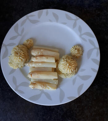 Slibtongetjes met asperges en Hollandaisesaus 3