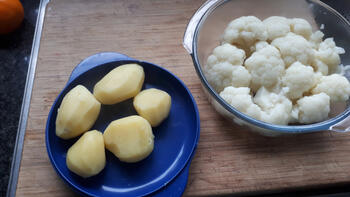 Bloemkool met bechamelsaus, gebakken aardappelen en worst 7