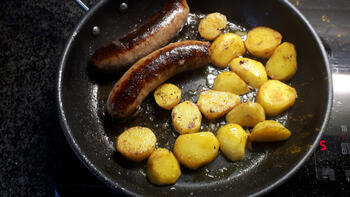 Bloemkool met bechamelsaus, gebakken aardappelen en worst 9