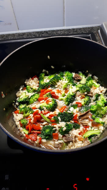Eenvoudige, vegetarische risotto met broccoli en paprika 7