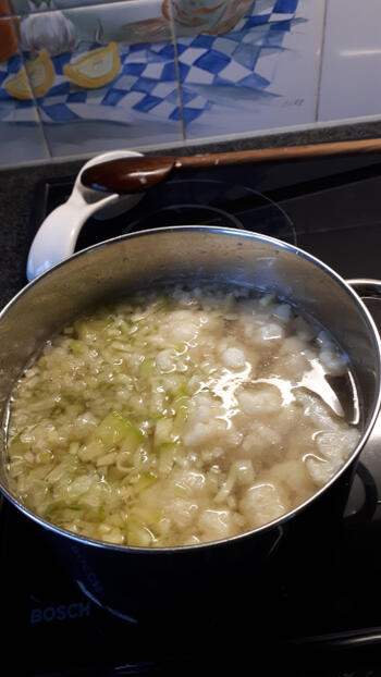 Fluwelige bloemkoolsoep met gepofte quinoa 2