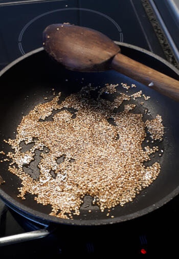 Fluwelige bloemkoolsoep met gepofte quinoa 3