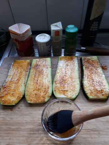 Geroosterd Turks brood met courgette, scampi en pesto 3