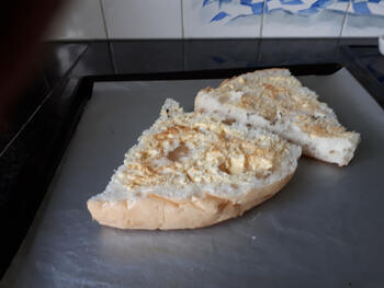 Geroosterd Turks brood met courgette, scampi en pesto 5