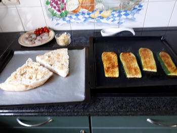 Geroosterd Turks brood met courgette, scampi en pesto 6