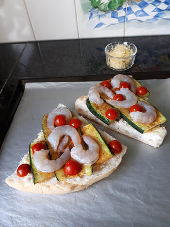 Geroosterd Turks brood met courgette, scampi en pesto 7