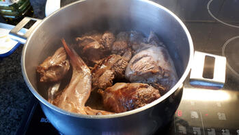 Haas met chocolade, zilvervliesuitjes en champignons 4